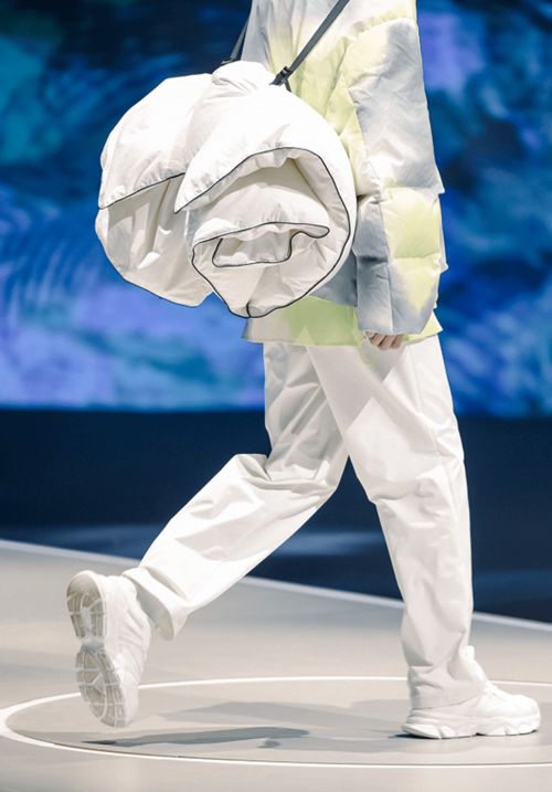 聯(lián)名 跨界 創(chuàng)新設(shè)計(jì)羽絨 gxg首發(fā)羽絨行業(yè)超級(jí)品類